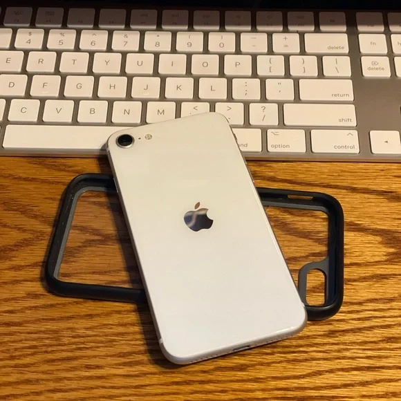 White 64GB iPhone SE 2nd Generation